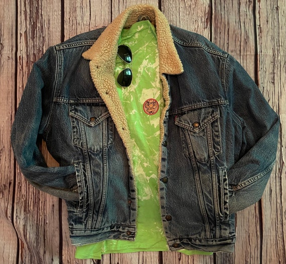 homosapiAn hand painted unisex shirt size Large