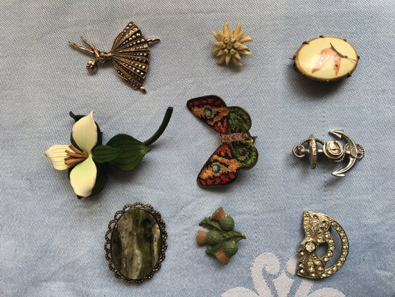 A collection of vintage broaches buckles & clips - Gem