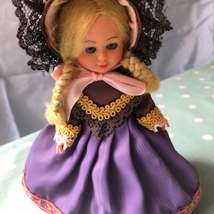 Muñeca holandesa vintage con traje tradicional