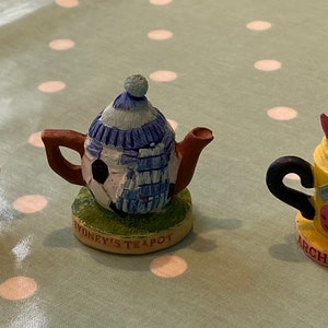 Ein Set von Retro Vintage Tetley Teekannen: Miniature Resin Sammlerstücke aus dem Jahr 1996, Made in England