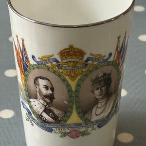 1910-1935 Aynsley Bone China zilveren jubileum H.M. Koning George VI en koningin Elizabeth Beaker mok