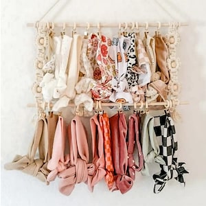 Daisy Macramé Headband Holder: Baby Girl Hair Clip Organizer
