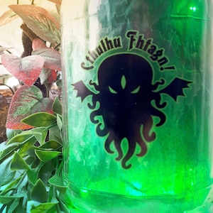 Cthulhu-sticker - Cthulhu Fhtagn! Lovecraft mythos, tentakels, octopus, vleermuisvleugelsticker