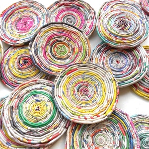Perline colorate base cabochon da carta riciclata fatte a mano
