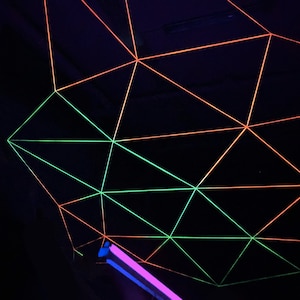 Rete fluorescente elastica a moduli triangolari decorazioni psichedeliche, scenografia discoteca festa fluo trance music decorazione cameret