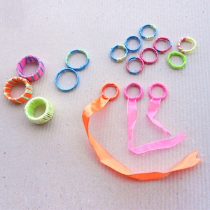 Materiali per bigiotteria, anelli di plastica riciclata perline colorate, materiale macrame, fatto a mano in italia, riciclo creativo