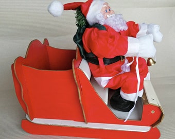 Slitta di natale per Babbo Natale in legno riciclato con pupazzo di plastica, decorazioni natalizie