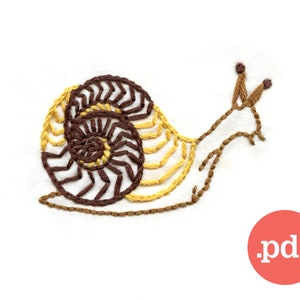 Puede incluir: Diseño de caracol bordado con una concha marrón y amarilla. El caracol está cosido con hilo marrón sobre un fondo de tela blanca.
