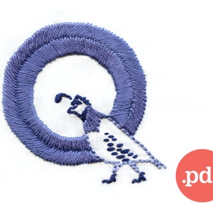 Puede incluir: Letra Q bordada con un contorno azul y una codorniz blanca en su interior. La codorniz está mirando hacia la izquierda y tiene manchas negras.