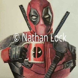 Puede incluir: Una ilustraci&oacute;n dibujada a mano de Deadpool, un superh&eacute;roe ficticio, que lleva su traje rojo y negro caracter&iacute;stico. Est&aacute; sosteniendo una taza de caf&eacute; roja con un logotipo de Deadpool negro. El fondo es blanco.