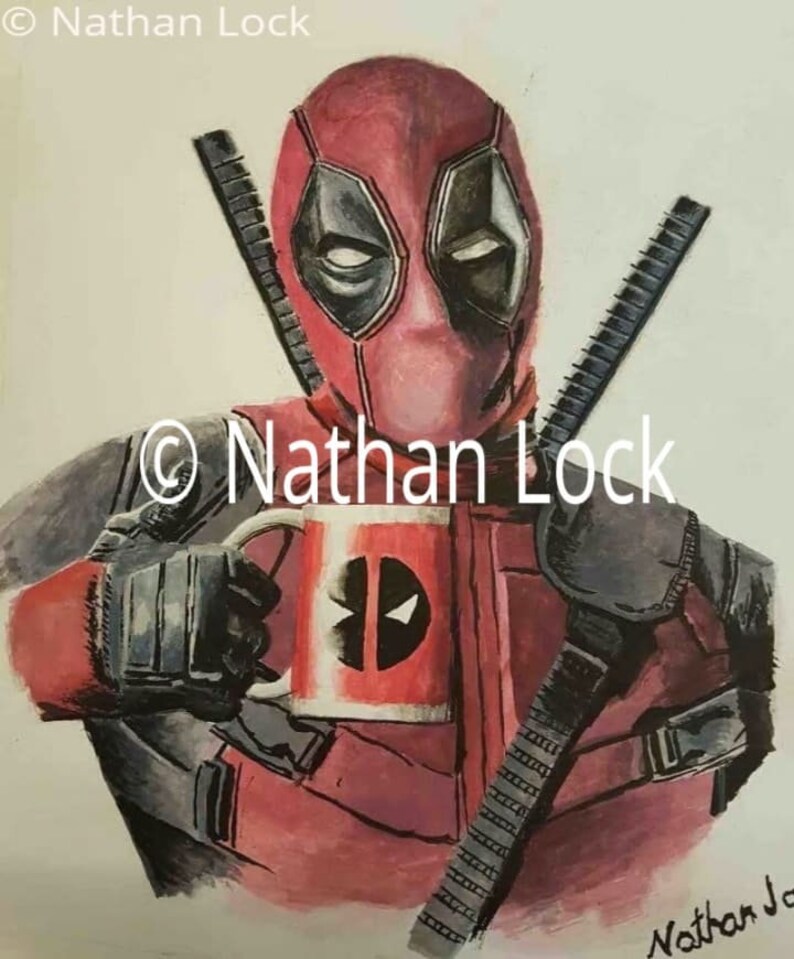Puede incluir: Una ilustraci&oacute;n dibujada a mano de Deadpool, un superh&eacute;roe ficticio, que lleva su traje rojo y negro caracter&iacute;stico. Est&aacute; sosteniendo una taza de caf&eacute; roja con un logotipo de Deadpool negro. El fondo es blanco.