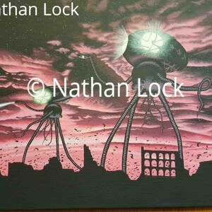 Puede incluir: Una pintura que representa dos grandes naves espaciales extraterrestres met&aacute;licas con forma de tr&iacute;pode flotando sobre un horizonte urbano. El cielo es de un rosa y morado vibrantes con un fondo estrellado. La pintura est&aacute; titulada "Nathan Lock" y firmada "Nathan Dec 2017".