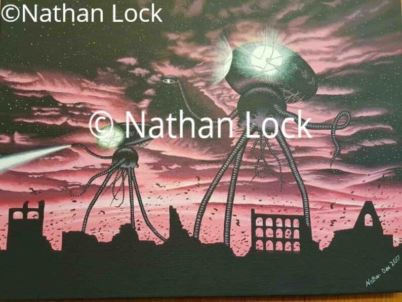 Puede incluir: Una pintura que representa dos grandes naves espaciales extraterrestres met&aacute;licas con forma de tr&iacute;pode flotando sobre un horizonte urbano. El cielo es de un rosa y morado vibrantes con un fondo estrellado. La pintura est&aacute; titulada "Nathan Lock" y firmada "Nathan Dec 2017".