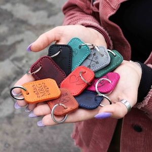 Leren gegraveerde sleutelhangers voor sleutel met sleutelhangers, aangepaste sleutelhanger met metalen ring, gepersonaliseerd cadeau voor hem en haar, sleutelhouder gegraveerde naam