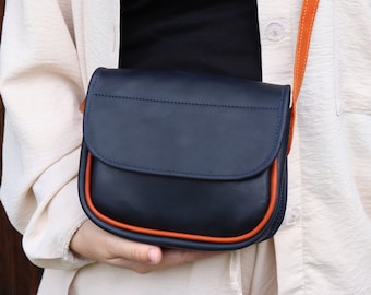 Kleine Crossbody Tasche aus Leder/Halbrunde Schultertasche/Blaue & Orange Leder Mini Tasche/Personalisierte Leder Geldbörse für Frauen/Minimalistische Handtasche