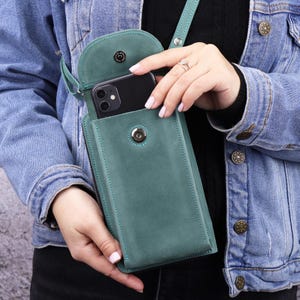 Handmade Leather Crossbody iPhone Wallet, Natural Leather Women Zip Around Shoulder Bag, Crossbody Phone Bag, Small Crossbody Purse