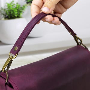 Sac à bandoulière en cuir avec poignée supérieure, Poignée supérieure en cuir avec crochets à ressort pivotants, Bandoulière réglable à taille personnalisée, Bandoulière courte en cuir