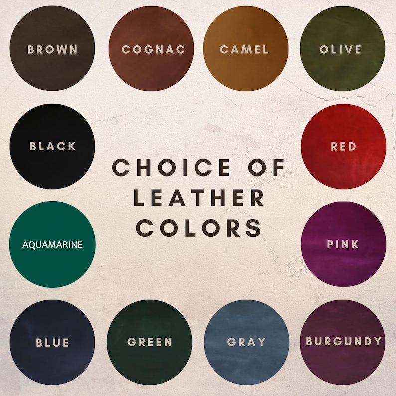 Pu&ograve; includere: Una tabella colori che mostra una selezione di colori in pelle. I colori includono marrone, cognac, cammello, oliva, nero, rosso, acquamarina, rosa, blu, verde, grigio e bordeaux. Il testo "SCELTA DI COLORI IN PELLE" &egrave; al centro.