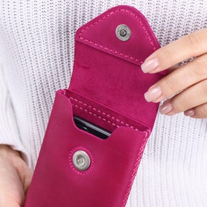 Funda de cuero grabada hecha a mano para iPhone X/XR/11/12/13/14/Plus/Pro/Max/ Funda de teléfono crossbody monograma / Soporte de hombro para teléfono celular pequeño imagen 4