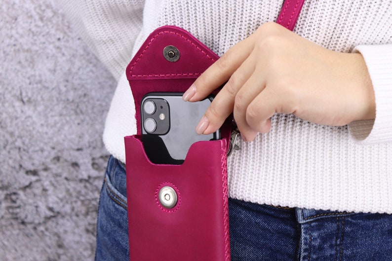 Funda de cuero grabada hecha a mano para iPhone X/XR/11/12/13/14/Plus/Pro/Max/ Funda de teléfono crossbody monograma / Soporte de hombro para teléfono celular pequeño imagen 3