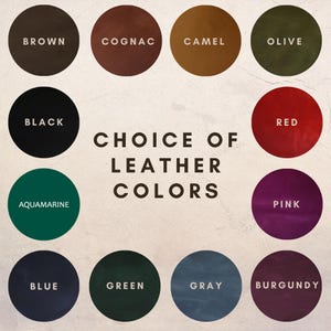 以下が含まれることがあります： Brown, Cognac, Camel, Olive, Black, Red, Aquamarine, Pink, Blue, Green, Gray, Burgundyとラベル付けされた12個の円形レザー見本を表示するカラーチャート。中央のテキストには「CHOICE OF LEATHER COLORS」と記載されています。
