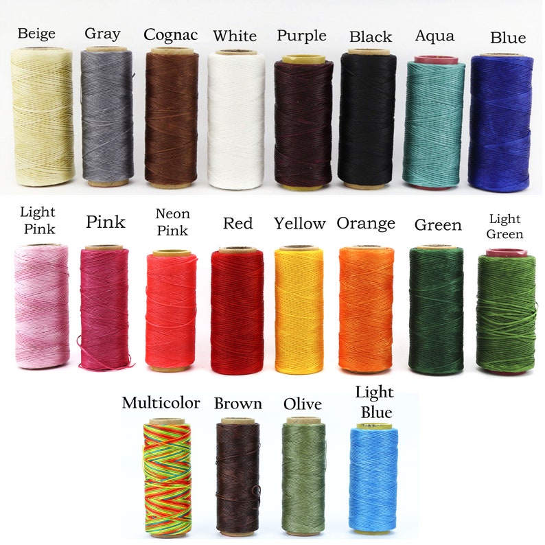 Op de afbeelding: Een verzameling spoelen met gewaxt garen in verschillende kleuren, waaronder beige, grijs, cognac, wit, paars, zwart, aqua, blauw, lichtroze, roze, neonroze, rood, geel, oranje, groen, lichtgroen, multicolor, bruin, olijf en lichtblauw.