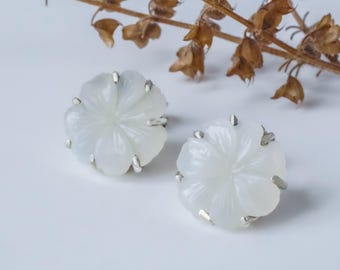 Handgeschnitzte Mondstein-Blumen-Ohrstecker, 925er Sterlingsilber, Geburtsstein-Geschenk für sie, Boho-Schmuck