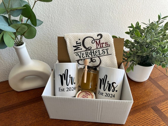Personalisierte Hochzeitsgeschenkbox, Mr. & Mrs. Tassen, besticktes Handtuch