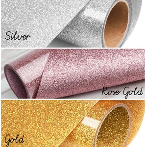 Puede incluir: Tres rollos de tela de purpurina en plata, oro rosa y oro. La tela est&aacute; enrollada y los extremos son visibles.