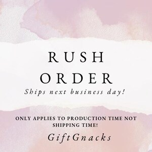 Puede incluir: Un fondo de acuarela rosa y blanco con una superposición de papel blanco rasgado. El texto "RUSH ORDER Ships next business day! ONLY APPLIES TO PRODUCTION TIME NOT SHIPPING TIME! Gift Gnacks" está impreso en negro sobre el papel blanco.