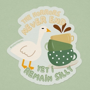 Könnte beinhalten: Aufkleber mit einer weißen Gans, orangefarbenem Schnabel und Füßen sowie einem Stapel grüner und gelber Kaffeetassen. Der Text auf dem Aufkleber lautet: "The Horrors Never End Yet I Remain Silly."