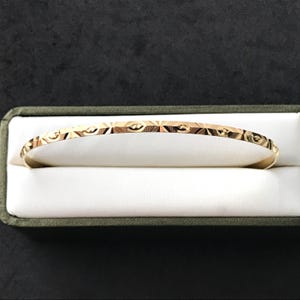 Vintage 18 ct. Solid Yellow Gold Slip-on Bangle Bracelet with Patterned External Design - 69 mm diameter, depth 3 mm - Gold Weight 7.4 g's