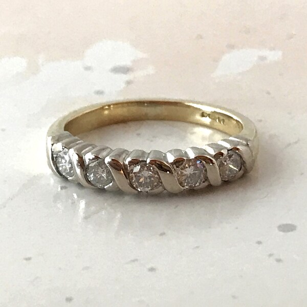 Diamond Ring set with 5 Natural Brilliant Cut Diamonds in 18 ct. Solid Yellow Gold - Size UK "L" US "5.6" - Full UK Hallmarks - 4.6 g's