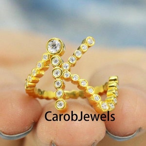 Anel de ouro amarelo 14k com letra K de diamante inicial, anel de moissanita com letra K de ajuste de moldura, anel de casamento de diamante de corte redondo, presente de aniversário