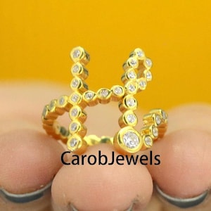 Anillo de media eternidad con diamantes engastados en bisel, anillo con la letra H, anillo de compromiso con moissanita de talla brillante redonda, anillo con letra personalizada, anillo moderno
