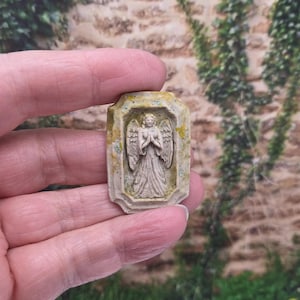 Plaque murale miniature ange, échelle 12e, effet pierre patinée