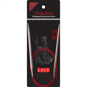 Puede incluir: Un par de agujas de tejer circulares ChiaoGoo plateadas con cordones rojos. Las agujas están empaquetadas en una tarjeta negra con el nombre de la marca "ChiaoGoo" y el texto "Premium Stainless Steel". La tarjeta también presenta un diseño rojo y negro con la palabra "Lace".