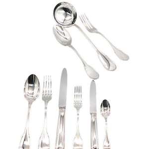Puede incluir: Un conjunto de cubiertos de plata pulida, que incluye cucharas, tenedores, cuchillos y un cucharón. La cubertería tiene una superficie reflectante y un diseño clásico, ideal para cenas formales. La disposición muestra las diferentes piezas sobre un fondo blanco.