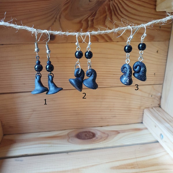 Boucles d'oreilles uniques en forme de chapeaux de sorcières sorciers en fimo pâte polymère avec perles noires