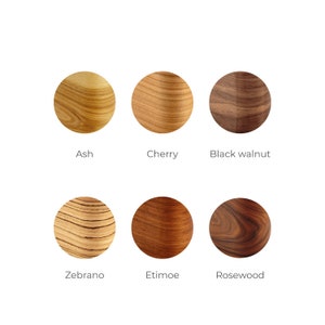 Puede incluir: Primer plano de seis patrones de veta de madera diferentes: fresno, cerezo, nogal negro, madera de zebra, etimoe y palo de rosa.
