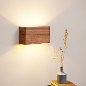 Gebogene Sperrholz Wandleuchte: Rustikale Moderne Nachttischlampe