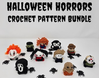 Puede incluir: Una colección de 10 personajes de terror de Halloween hechos a crochet, incluyendo a Freddy Krueger, Jason Voorhees, Michael Myers, y más. Los personajes son todos pequeños y están rodeados de arañas de plástico negras.