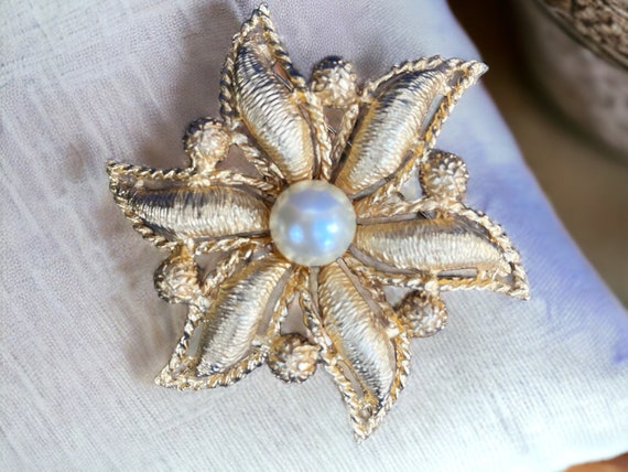 BROCHE FLORALE ANNEES 80 : Style Rétro Avec Grosse Perle Centrale Et Finition Dorée - Broche Vintage Pour Collectionneuse