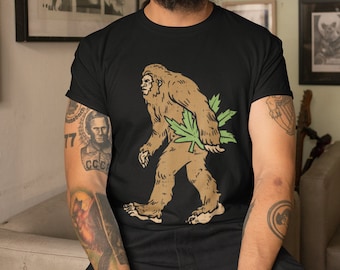 おもしろサスカッチ420Tシャツ、ビッグフットウィードグラフィックTシャツ