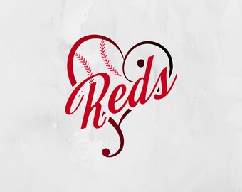 Può includere: Un cuore rosso con una grafica di baseball e la parola "Reds" in un font stilizzato.