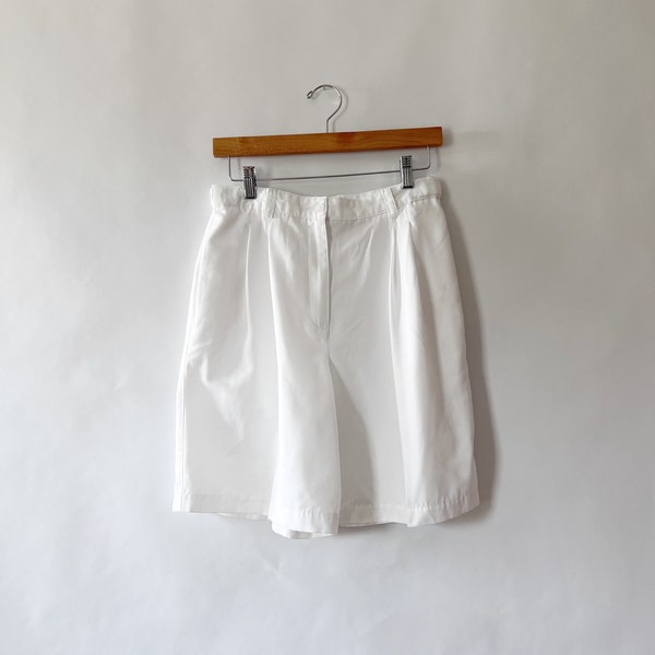 90er Jahre Vintage Plissierte weiße Bermuda Shorts, Mom Shorts, verstellbare Taille