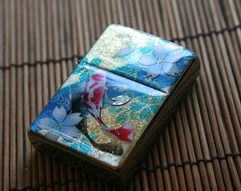 Darmowa wysyłka! [Obudowa Zippo] Napiszemy Twoje imię w kanji! Nasze oryginalne produkty wykonane z najwyższą starannością. Ręcznie robione przez rzemieślników! Produkty ręcznie robione, dostępne wyłącznie w naszym warsztacie. Przód pudełka Zippo zdobi sztuka japońska.