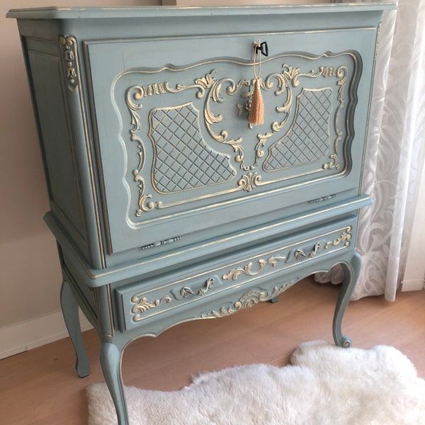 Armoire à vin de bar vintage français Boho Boho Commode éclectique Art Nouveau. Peut être peint dans n'importe quelle couleur personnalisée.