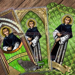 Op de afbeelding: Drie kleurrijke gebedskaarten met een heilige in een zwarte robe en een kat. De kaarten hebben gouden randen en een groene achtergrond met een bloemenpatroon. De tekst op de kaarten luidt "St. Martin de Porres".