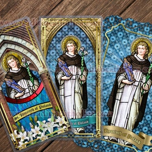Puede incluir: Tres tarjetas de oración religiosas coloridas con San Jacinto de Polonia. Cada tarjeta tiene un diseño diferente con una imagen de vitral del santo. Las tarjetas están impresas en cartulina gruesa y tienen un acabado brillante.